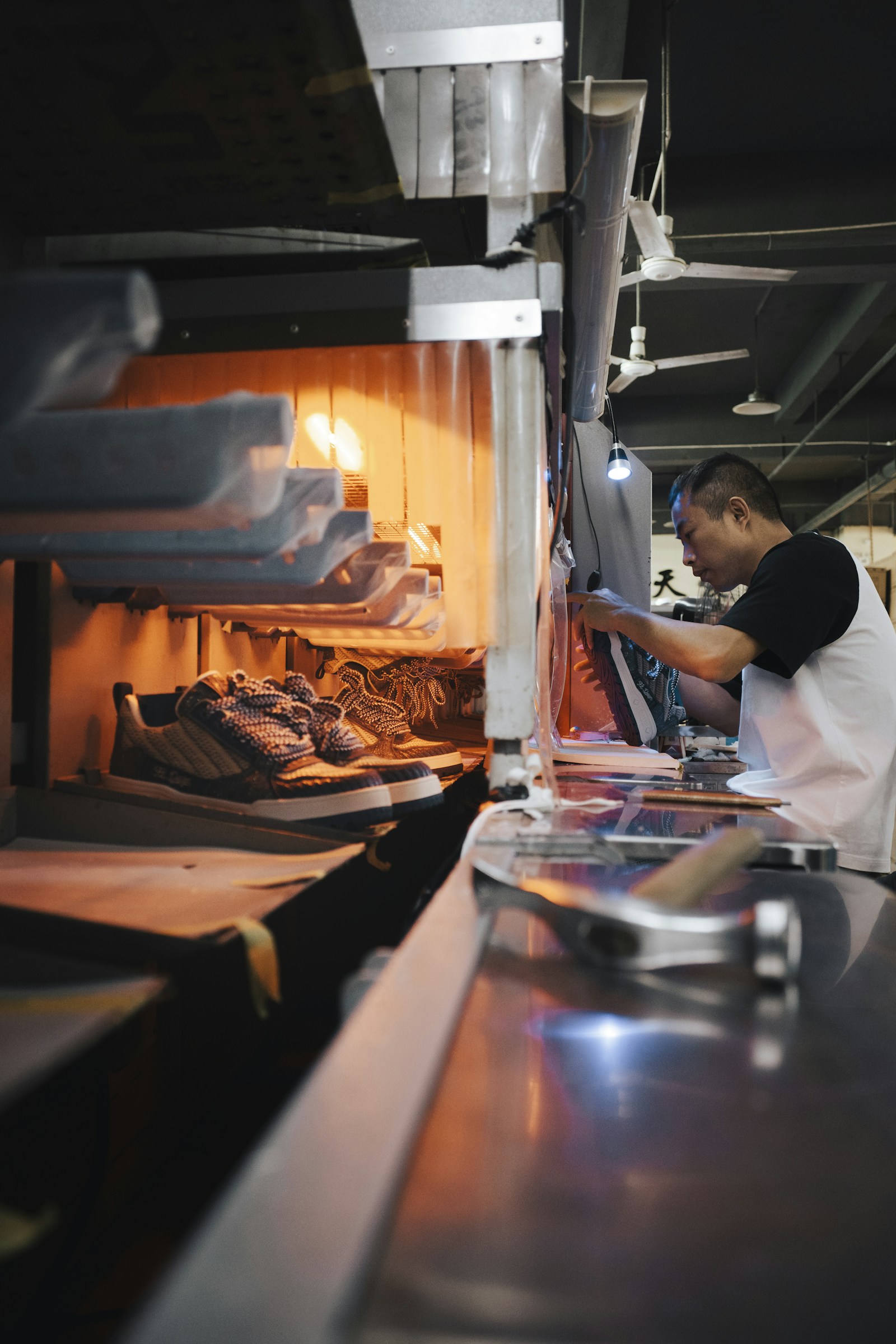 Trabajo de manufactura en una fábrica de calzado